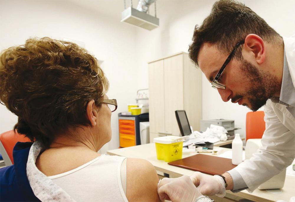 Meningite, quelli che si ammalano nonostante il vaccino. L'Iss: "Casi isolati, ma quella è l'unica protezione"