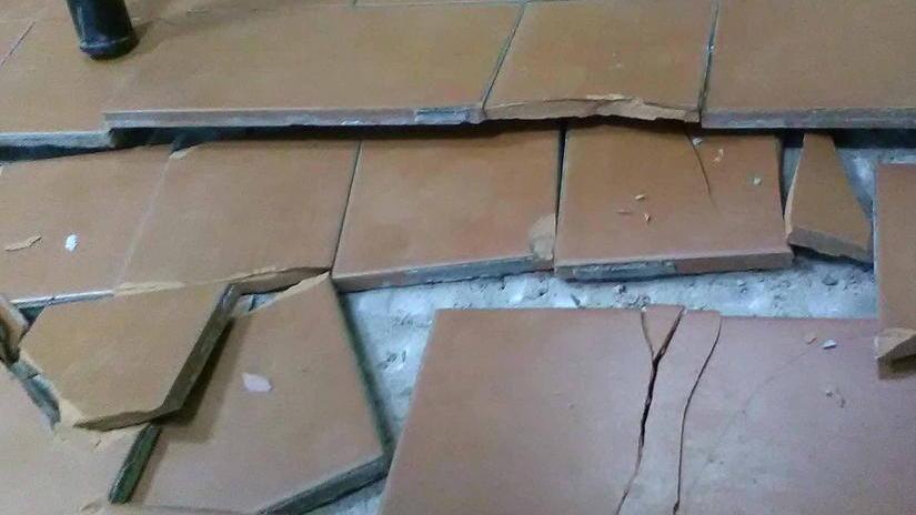 Pavimento rotto, a lezione in corridoio