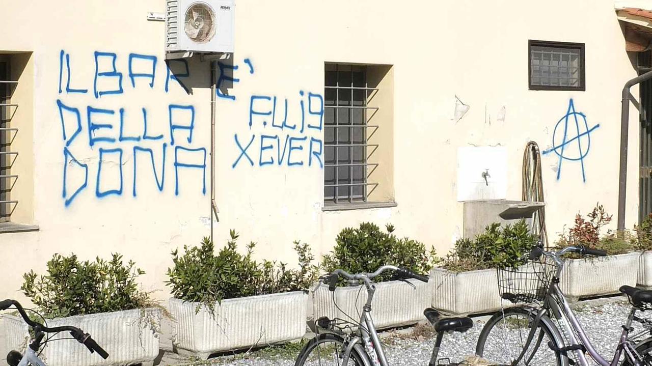 Vandali al Cus, imbrattati muri e impianti