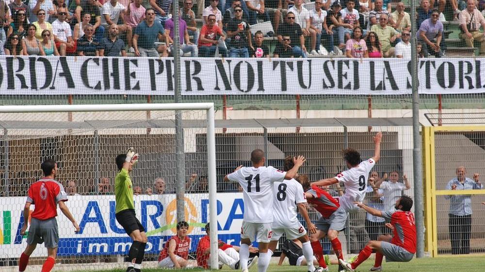 Il gol di Beppe Giglio in Olbia-Alessandria (1-0) giocata il 31 maggio 2009, partita valida per i playoff