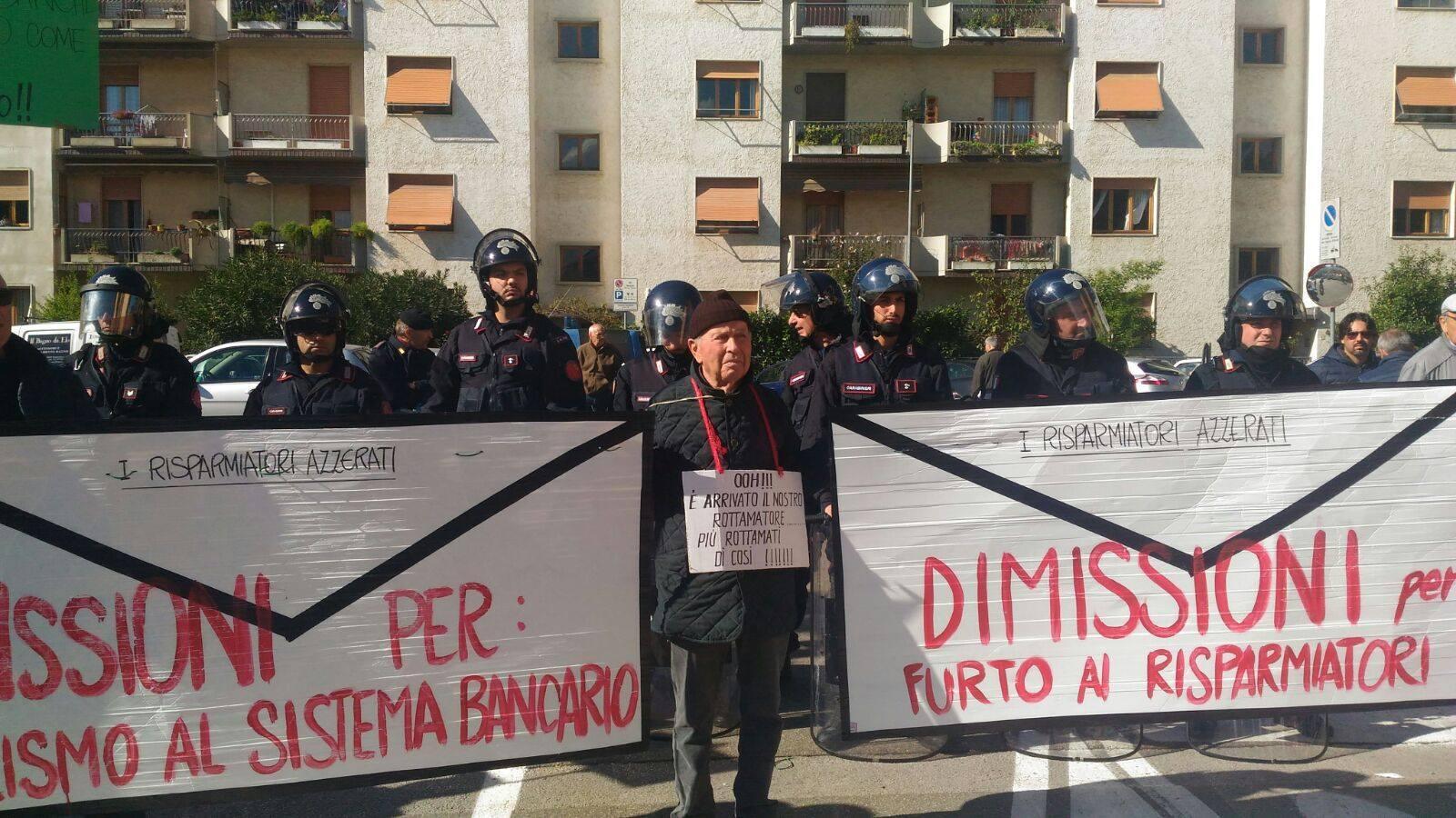 Salvabanche, centinaia di "beffati" nel paese di Renzi: scontri con la polizia, una donna ferita - Foto e Video