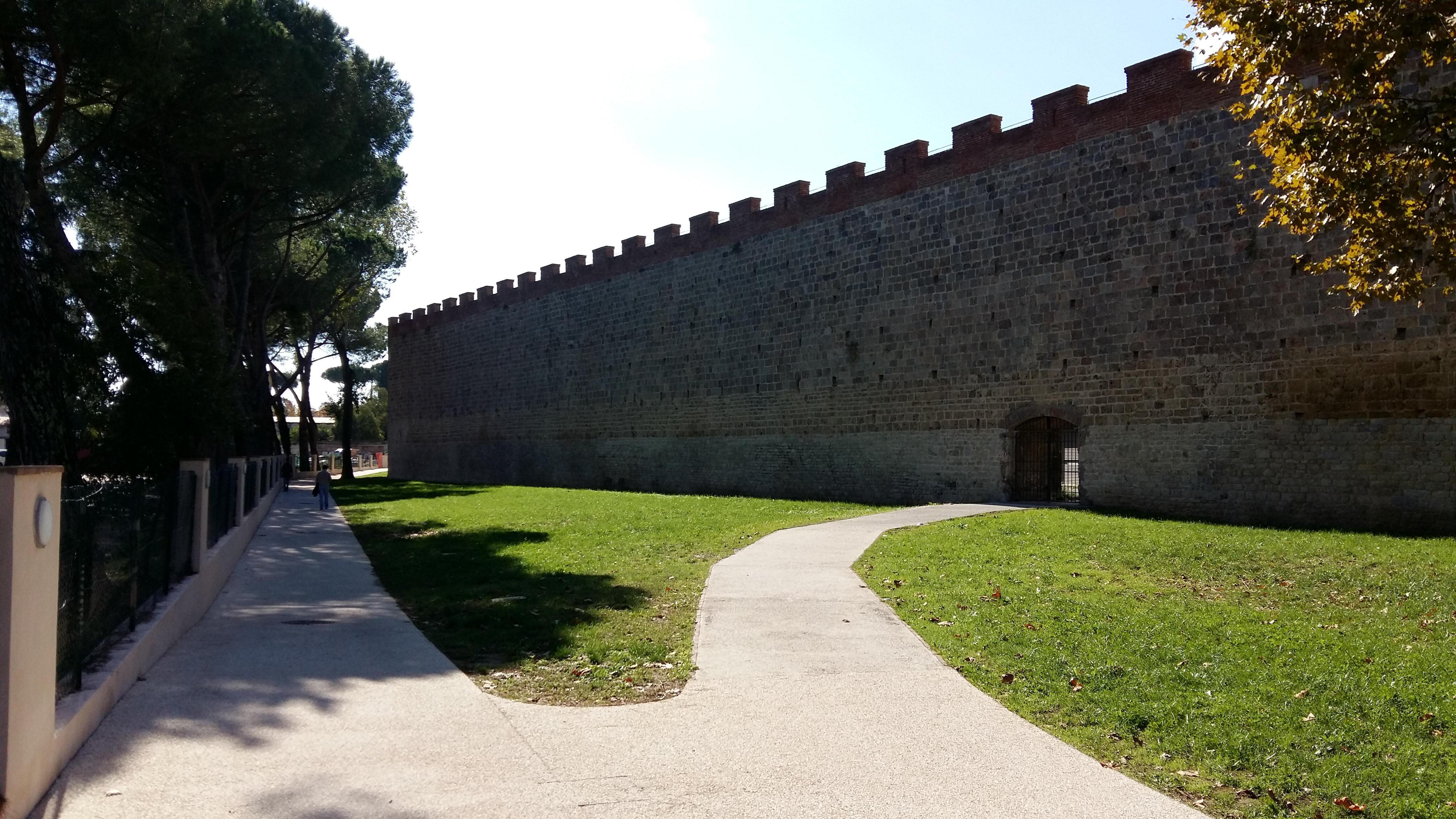 Mura restaurate e pista ciclabile dietro l'ex Marzotto