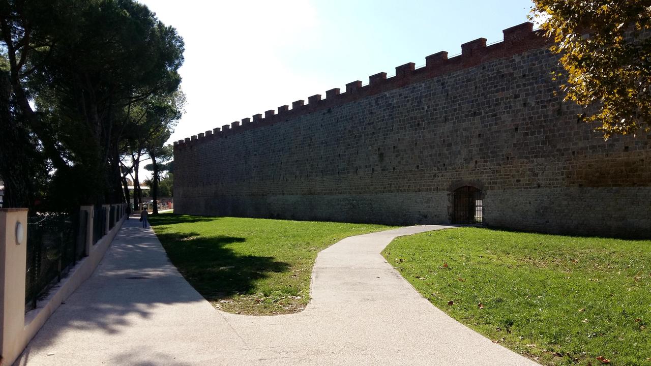 Mura restaurate e pista ciclabile dietro l'ex Marzotto