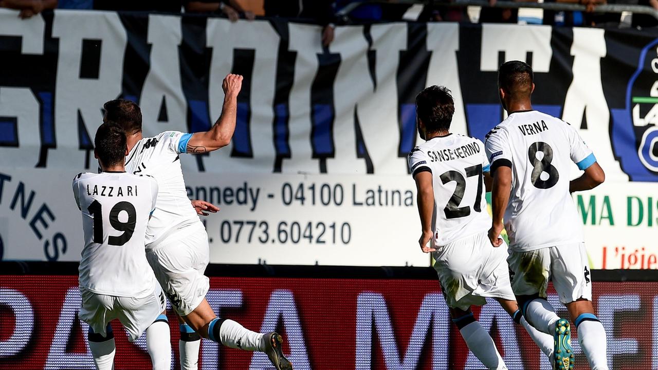 Mannini esulta dopo aver segnato la rete del pareggio (1-1) a Latina