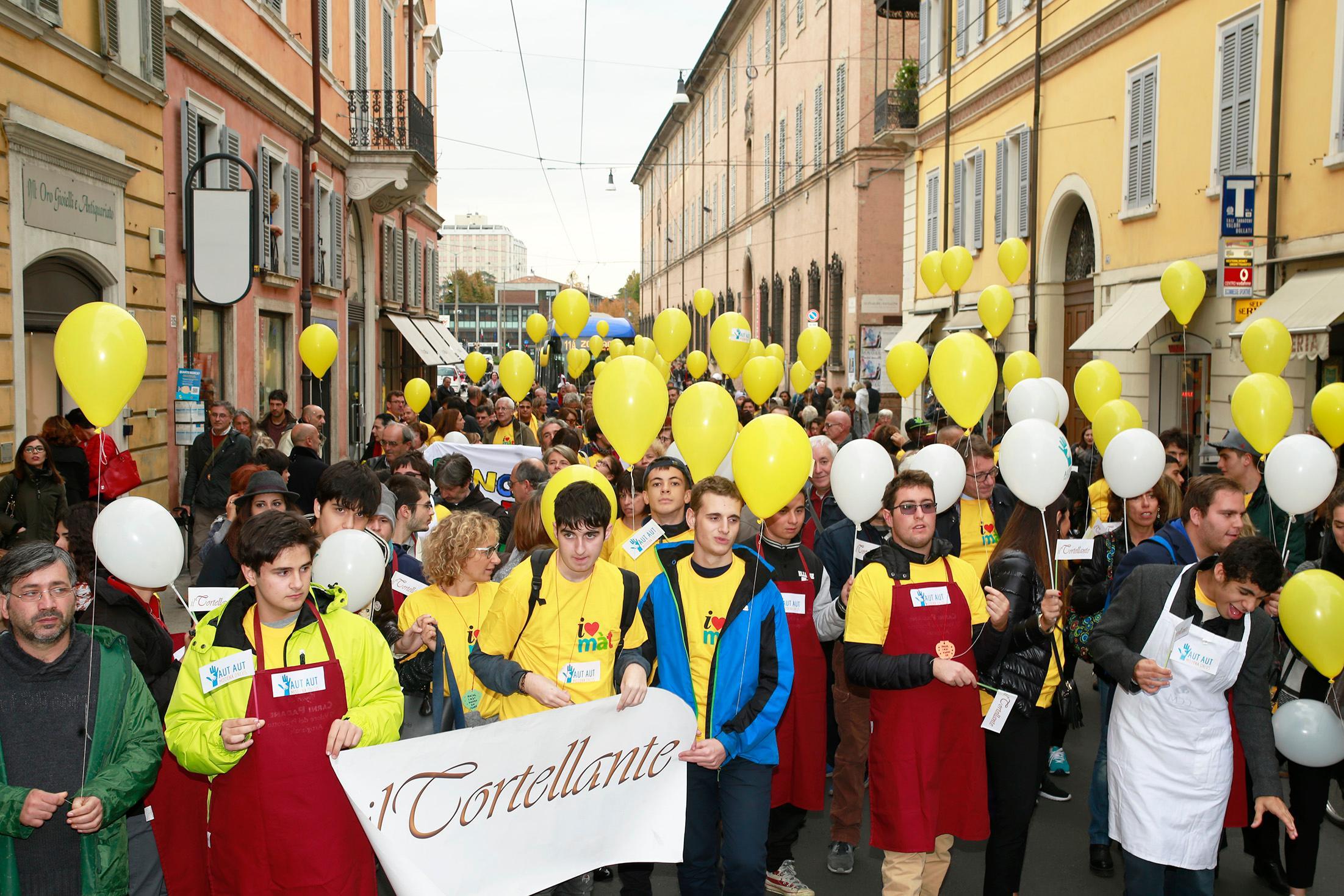 Un momento della sfilata in centro a Modena per Màt