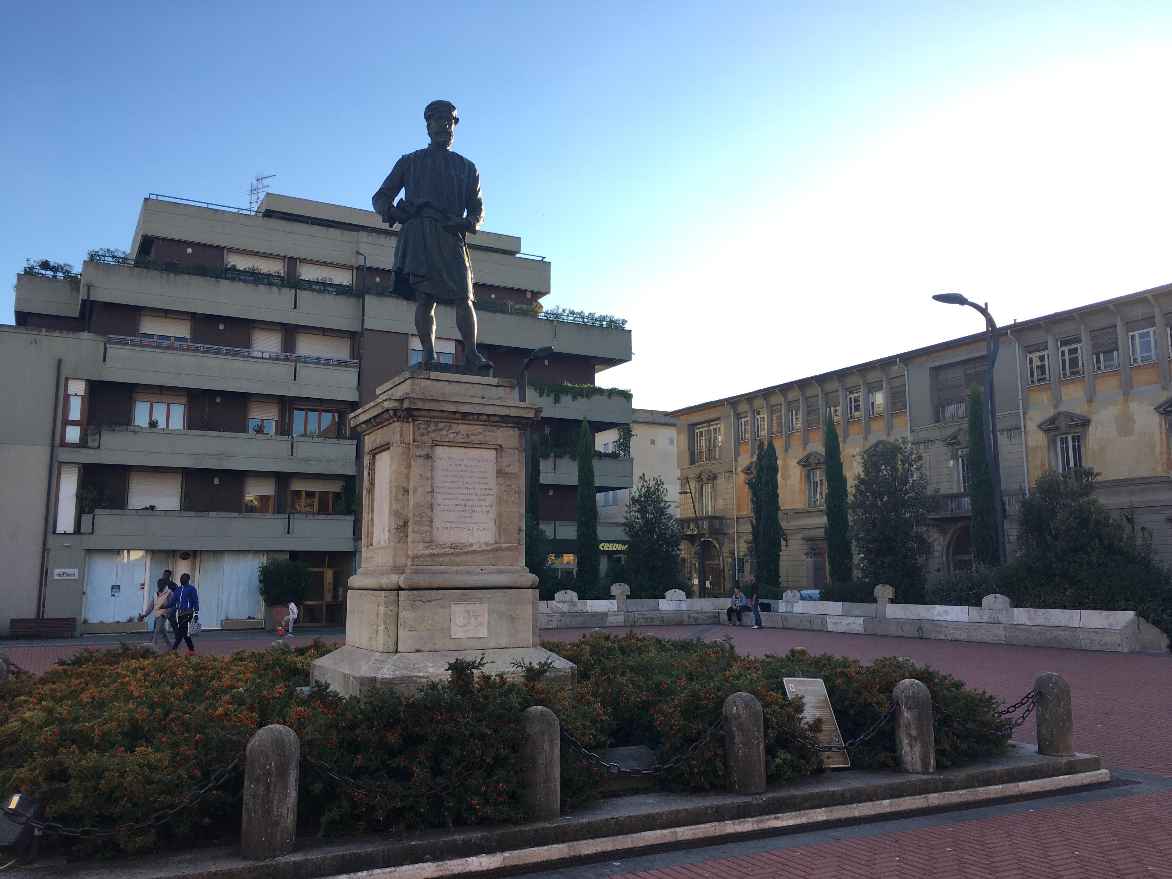 Andrea Pisano, vero nome Andrea d'Ugolino da Pontedera, scultore e concittadino illustre a cui è dedicata una piazza del centro cittadino (foto di Franco Silvi)