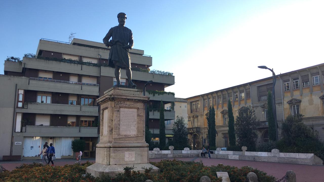 Andrea Pisano, vero nome Andrea d'Ugolino da Pontedera, scultore e concittadino illustre a cui è dedicata una piazza del centro cittadino (foto di Franco Silvi)