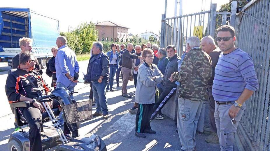 I creditoridi fronte ai cancelli dell’azienda Bruschi (Foto Gori)