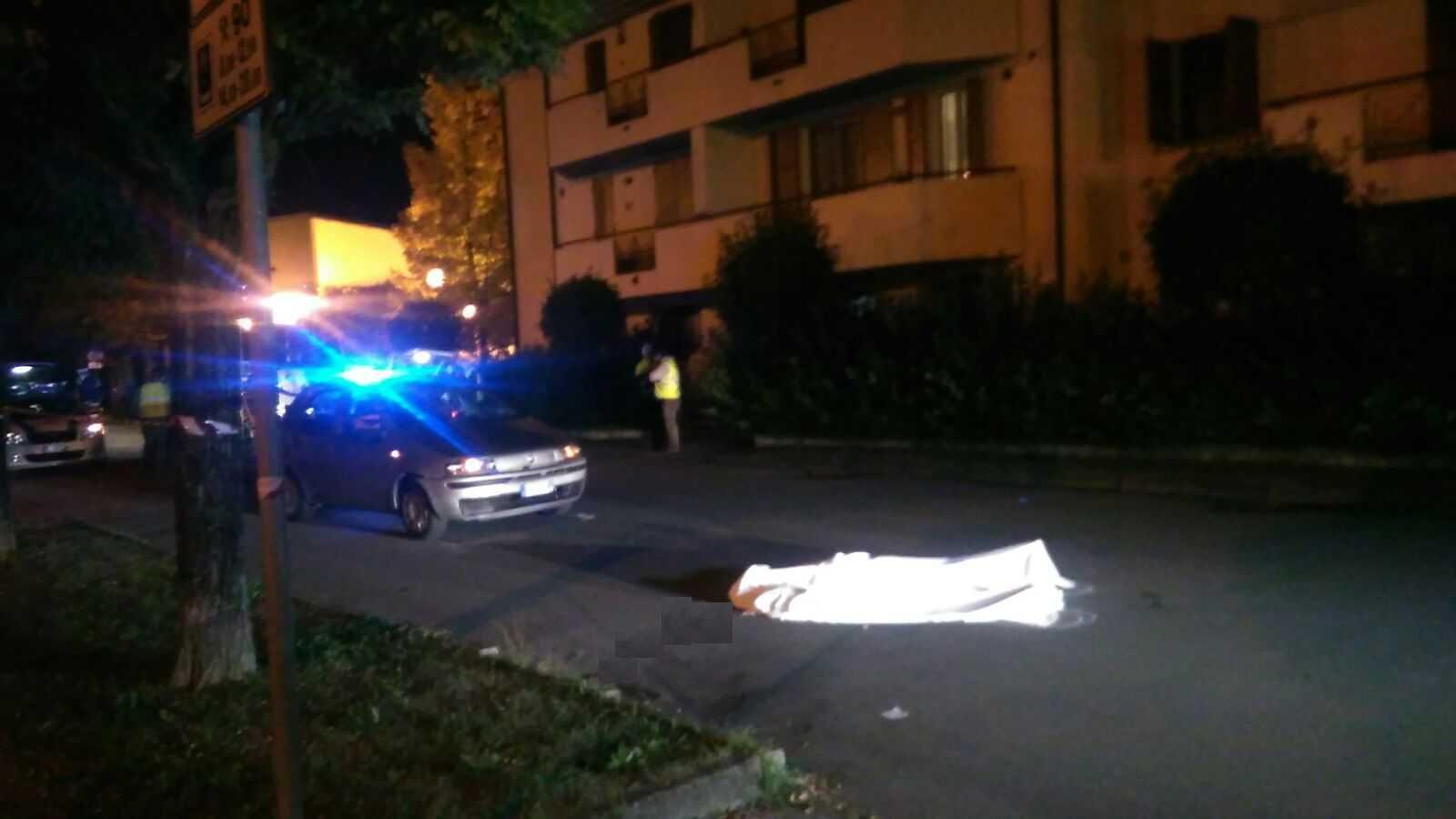 Pedone travolto e ucciso mentre attraversa la strada 
