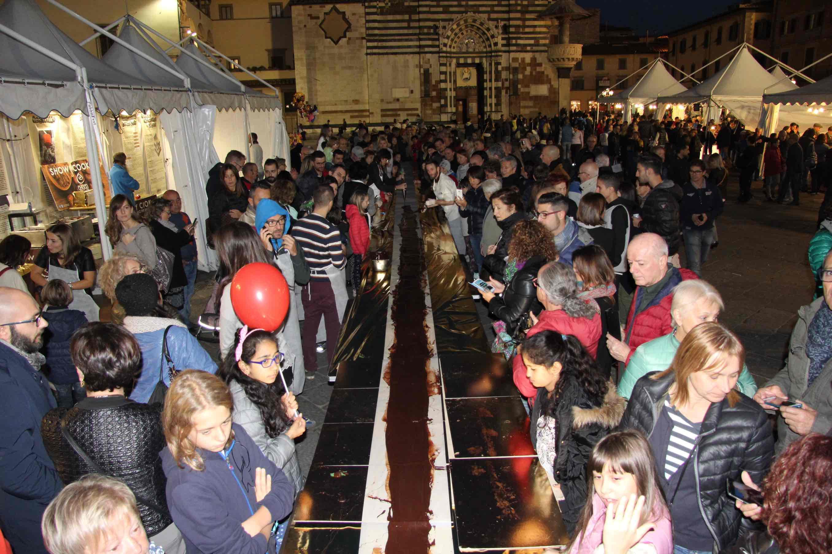 La tavoletta di cioccolato realizzata in piazza Duomo (foto Batavia)