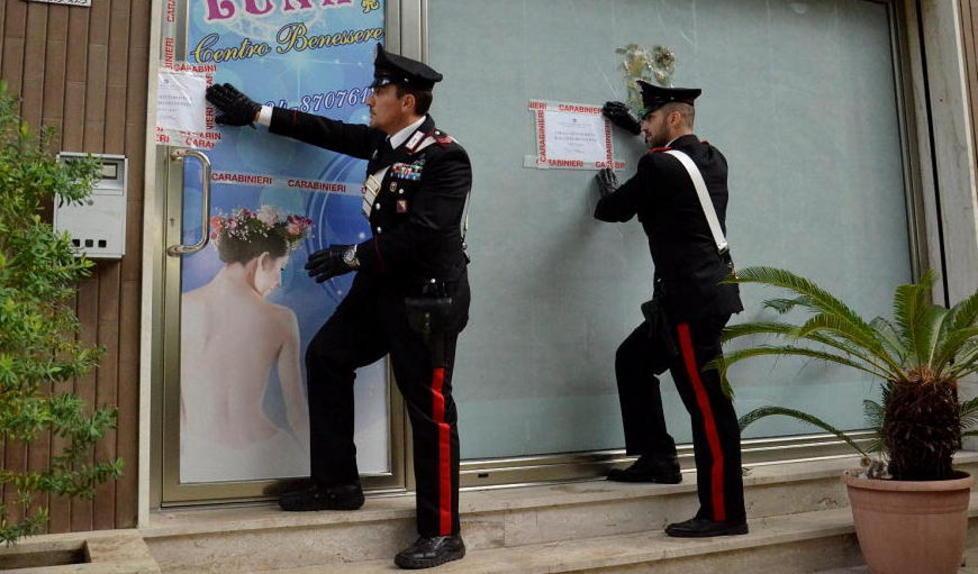  I carabinieri mettono i sigilli al centro massaggi di Castiglioncello