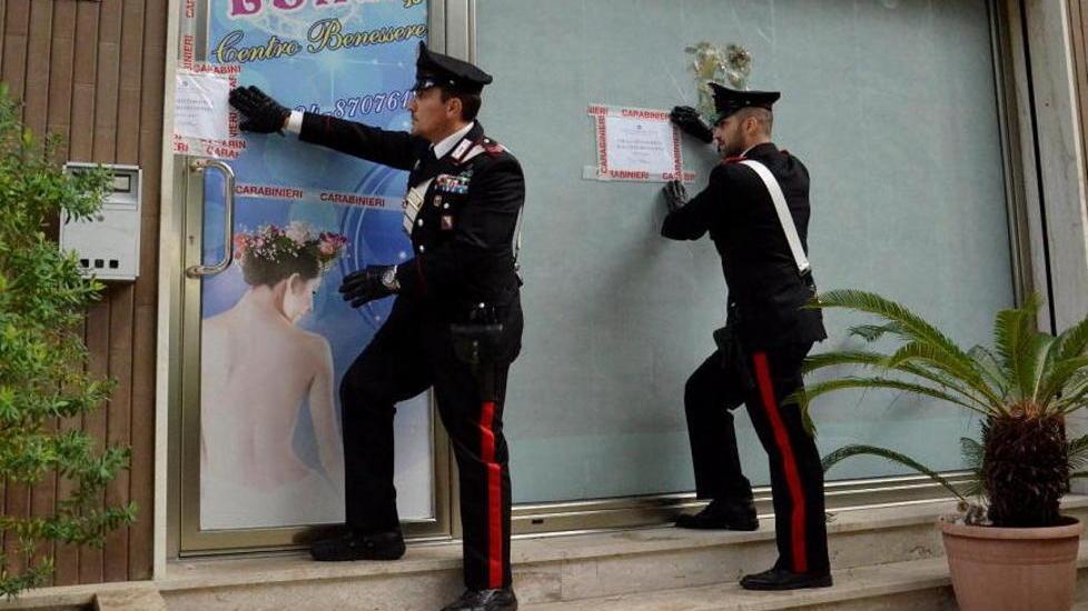 I carabinieri mettono i sigilli al centro massaggi di Castiglioncello
