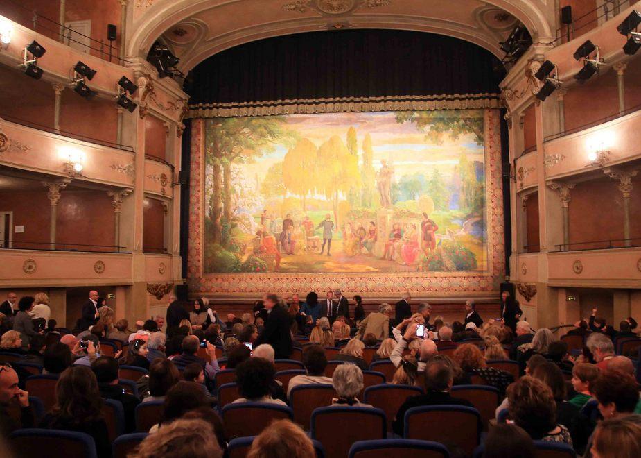 Tutti a bocca aperta per il sipario di Govi 