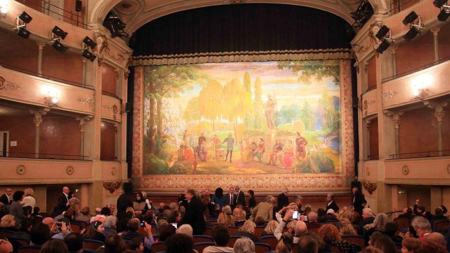 Tutti a bocca aperta per il sipario di Govi