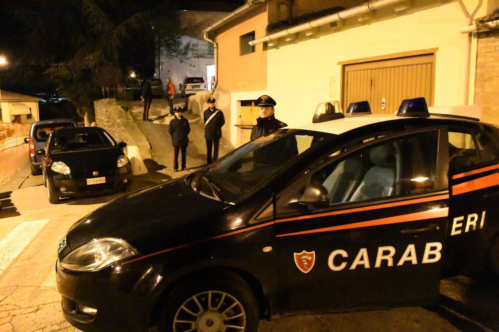 I carabinieri sul luogo della tragedia (Foto Silvi)