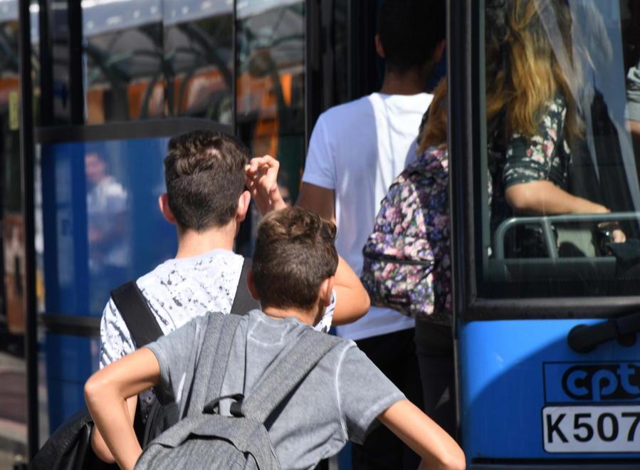Bus pieni, ragazzi a piedi Crescono disagi e proteste 