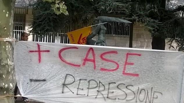 Striscioni e volantini per difendere il diritto alla casa