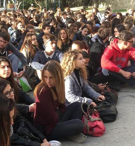 Mancano prof, sit-in pacifico 