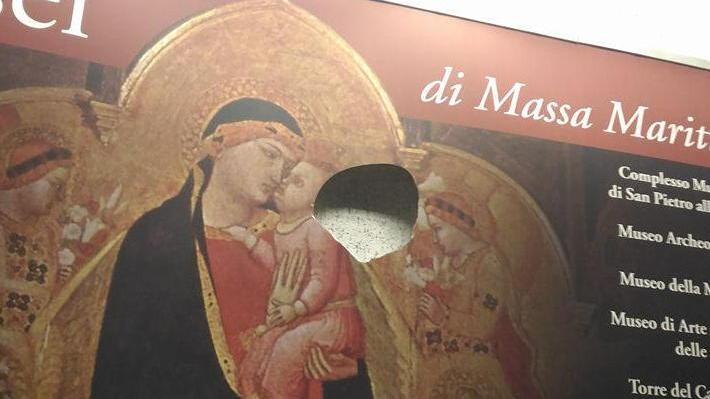 Vandali sfondano il cartellone dei musei