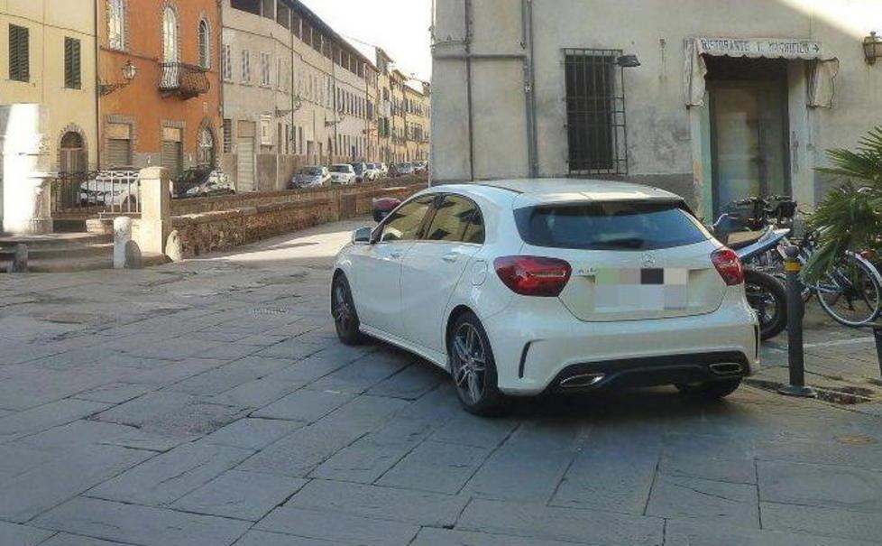 Scattano le multe nel mirino le auto di chi vive in centro 