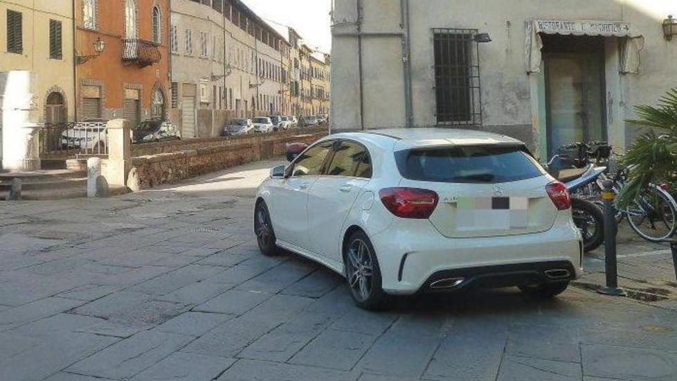 Scattano le multe nel mirino le auto di chi vive in centro