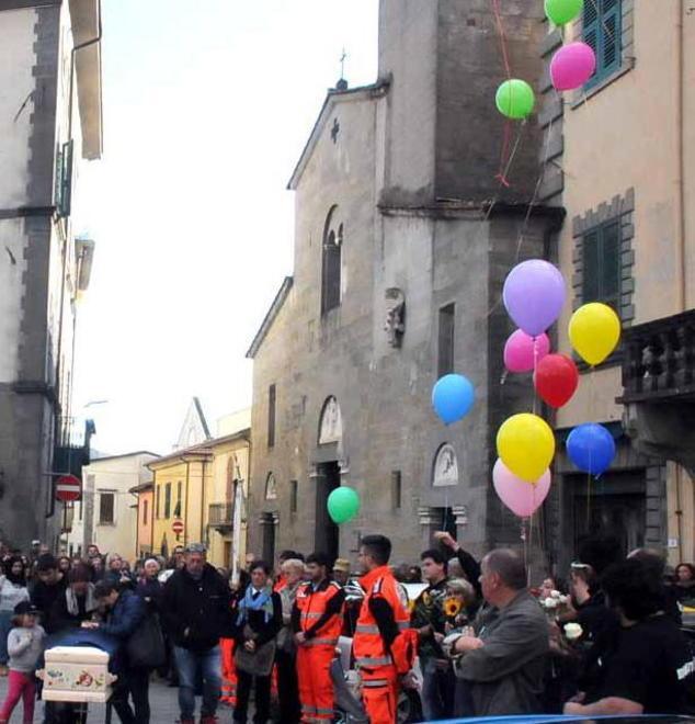 Palloncini colorati e musica per dire addio ad Eleonora 
