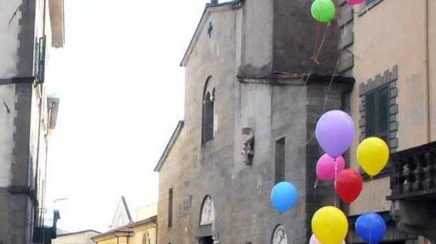 Palloncini colorati e musica per dire addio ad Eleonora