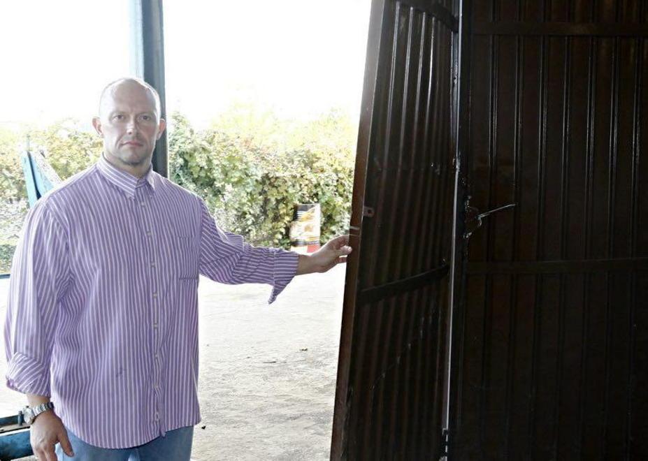 Sfondano il cancello con l’auto rubata 