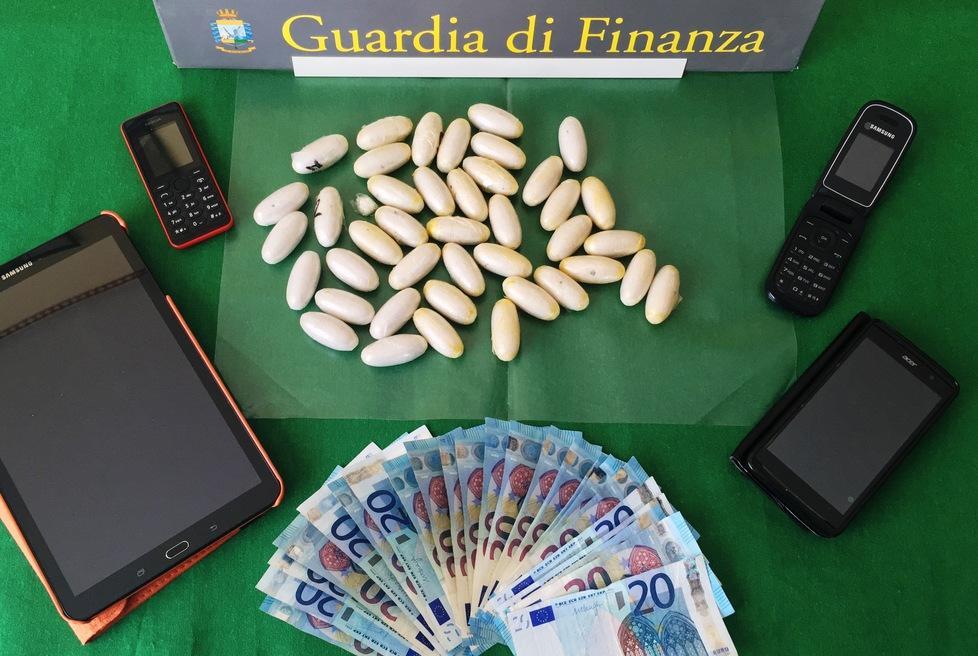 Sbarca dall’aereo con 41 ovuli di eroina: arrestato 