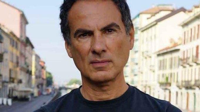 Andrea De Carlo firma le copie dell’ultimo libro