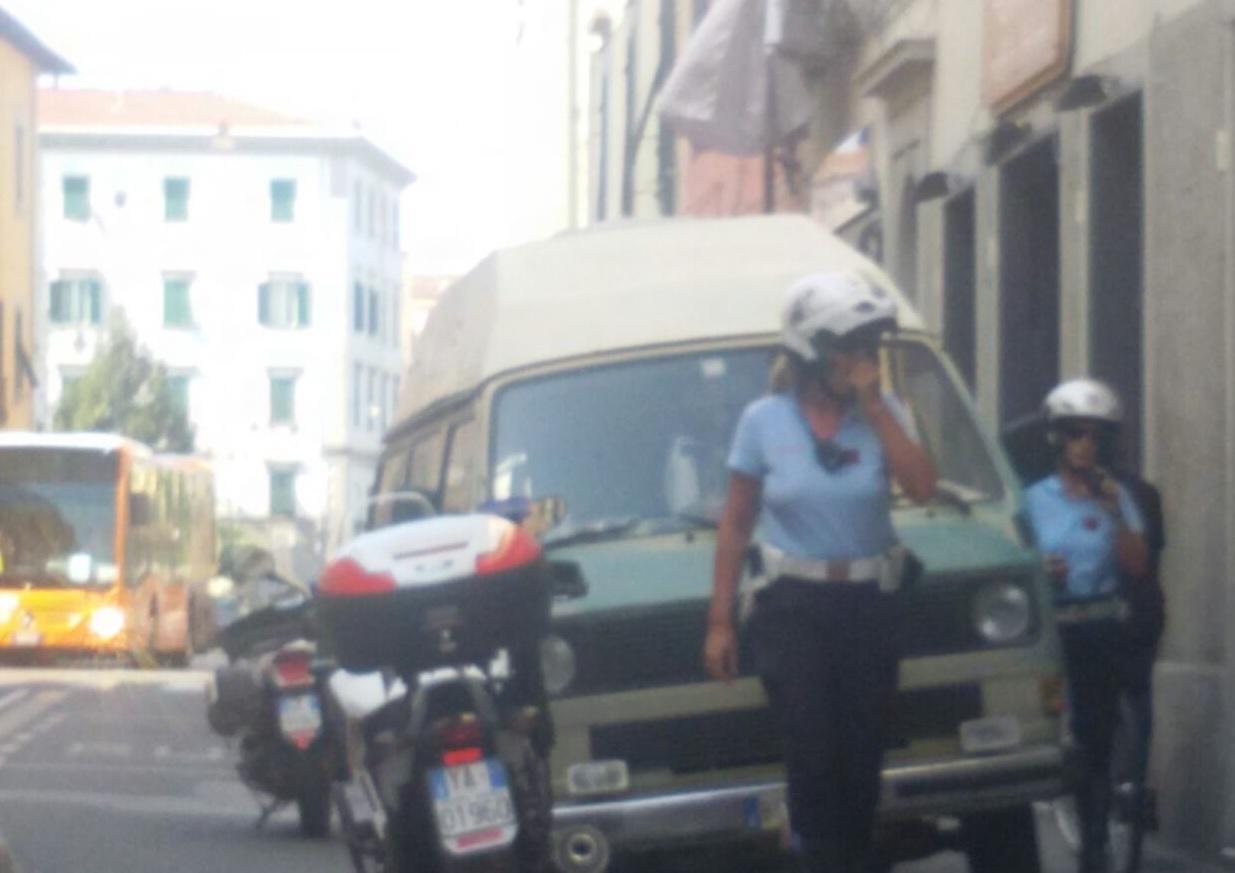 Due vigilesse durante i controlli nella zona di piazza Garibaldi