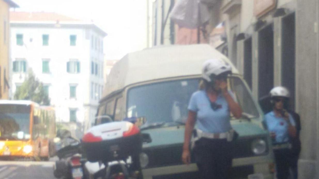 Due vigilesse durante i controlli nella zona di piazza Garibaldi