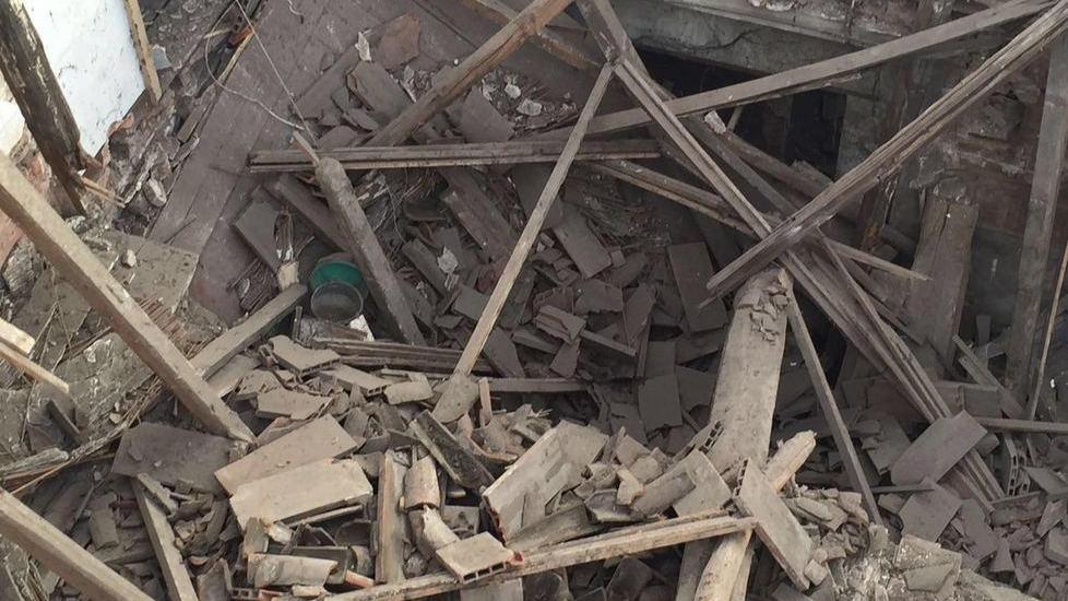 Cento, cede un tetto: altro crollo nell’area dell’ex stazione