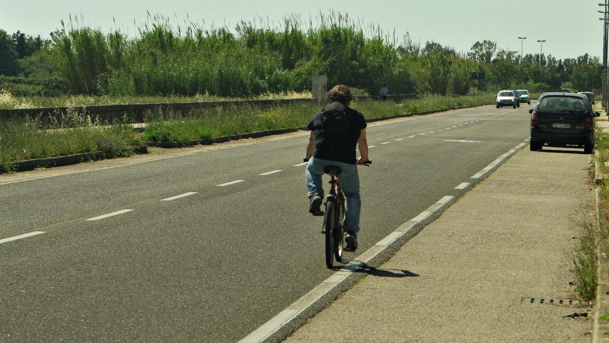 Un ciclista lungo la strada, foto di repertorio