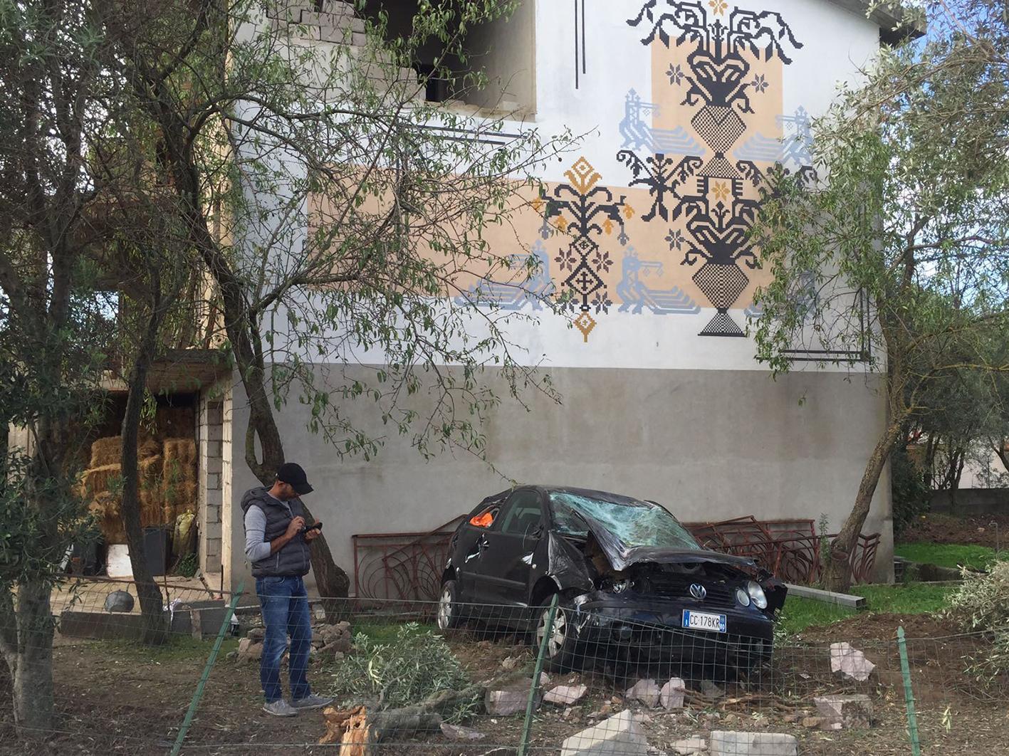 La casa contro la quale si è schiantata l'auto (foto Francesco Pinna)