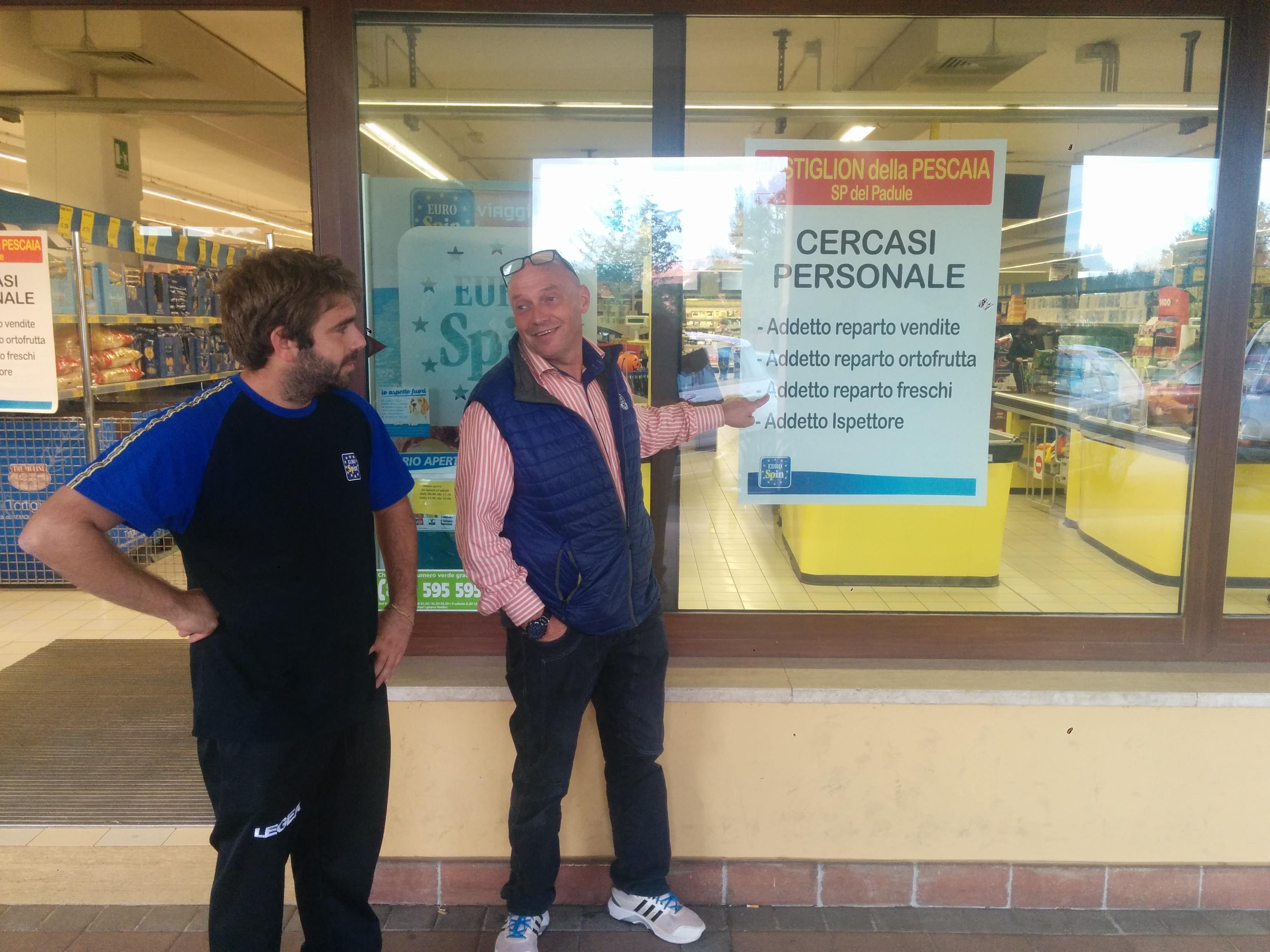 Antonio Mazzini mostra il cartello a un dipendente