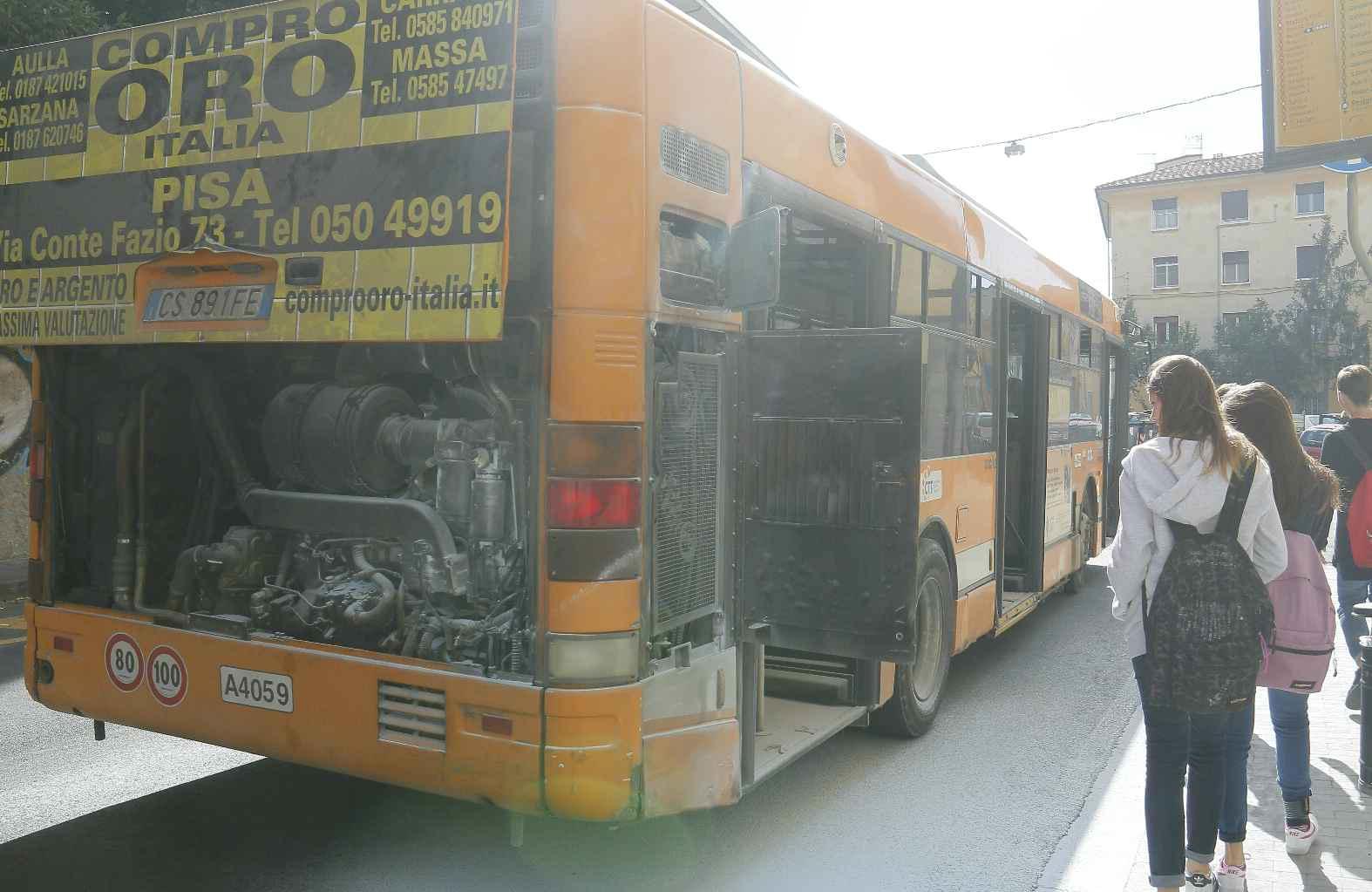 Il bus andato a fuoco in via Mazzini a Pisa (foto Renzullo-Muzzi)