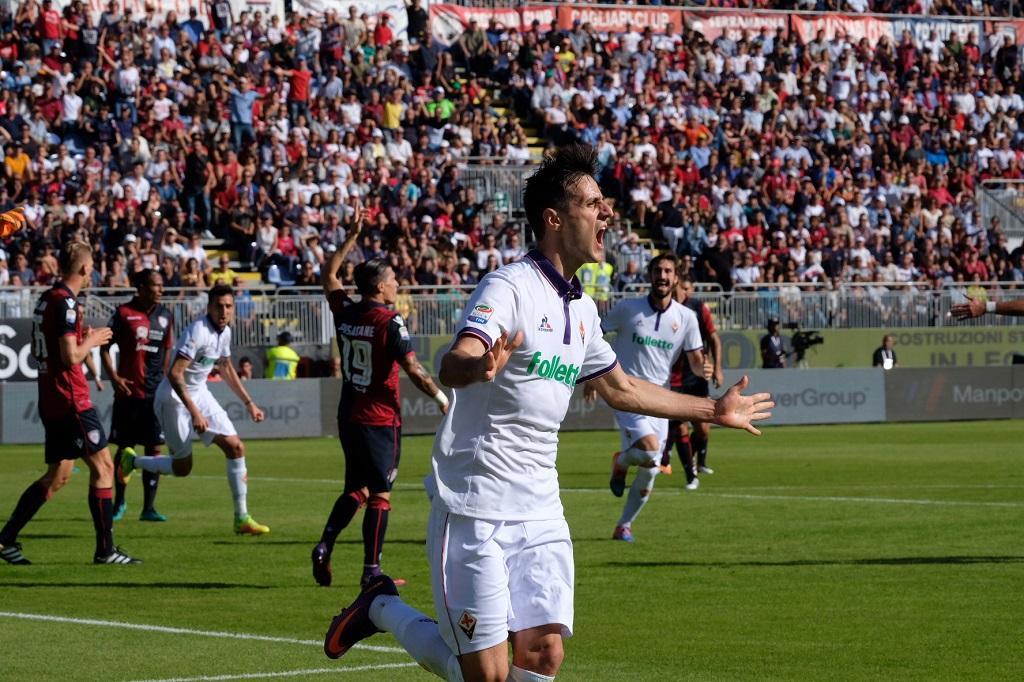 L'esultanza di Kalinic, autore di una tripletta ai danni del Cagliari (foto Rosas)