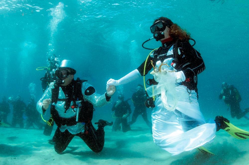 Gli sposi sui fondali di Cala Moresca