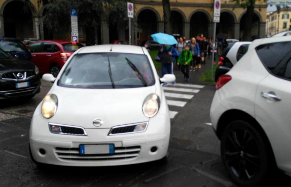 Una Micra parcheggiata esattamente sul passaggio pedonale