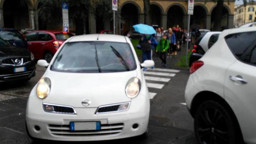 Una Micra parcheggiata esattamente sul passaggio pedonale
