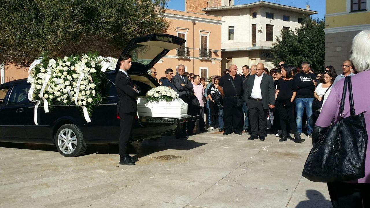 I funerali della piccola Sofia, la mamma e il papà si tengono la mano (foto Mario Rosas)