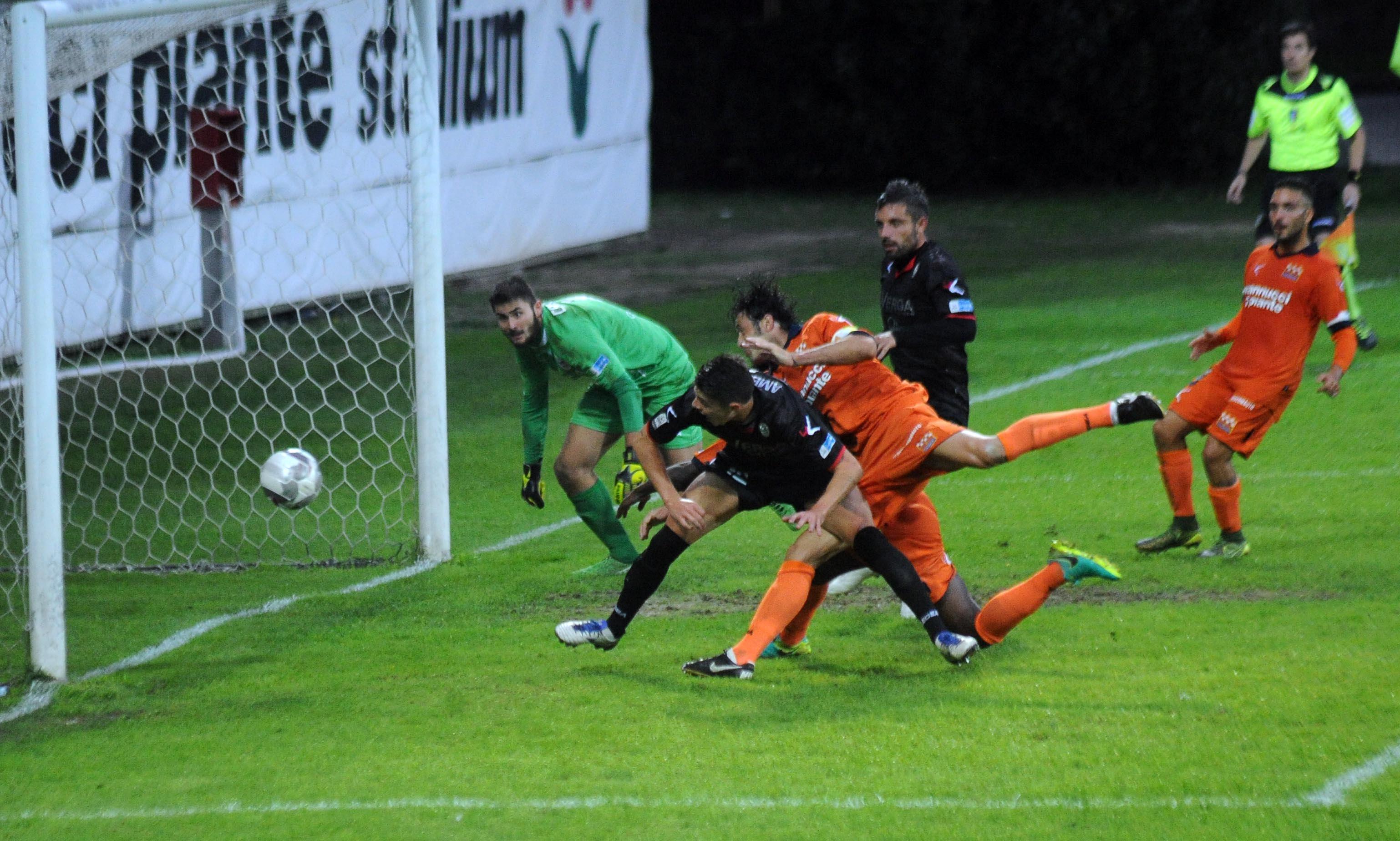 L'azione successiva al calcio di rigore, sbagliata a sua volta da Gyasi (Foto Gori)