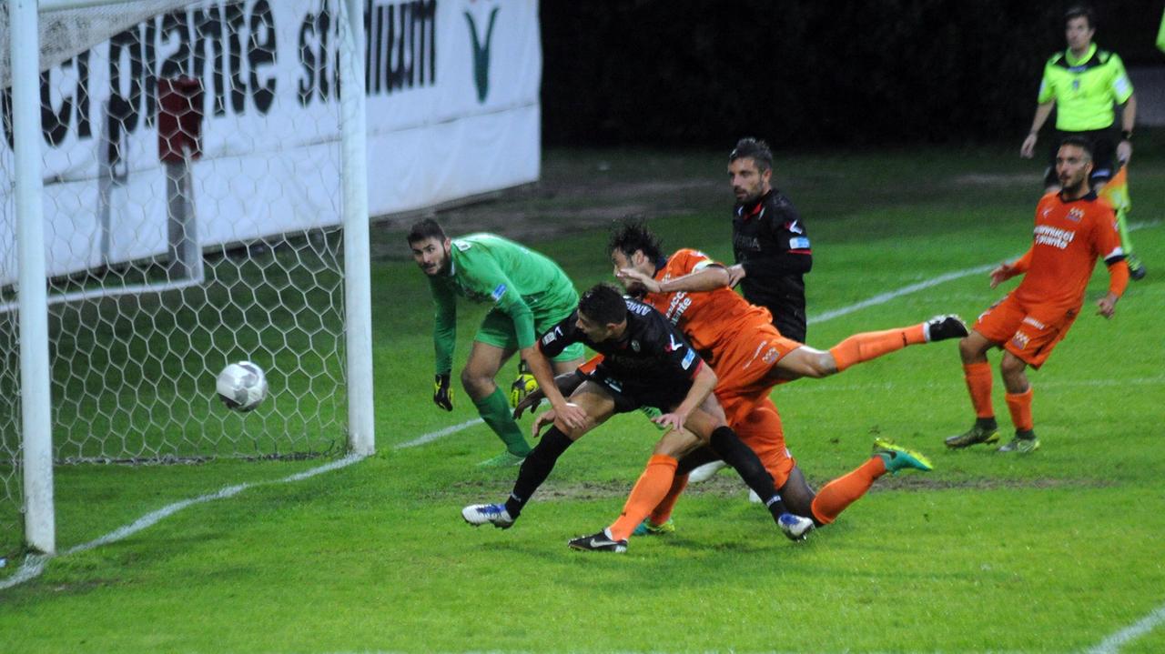 L'azione successiva al calcio di rigore, sbagliata a sua volta da Gyasi (Foto Gori)