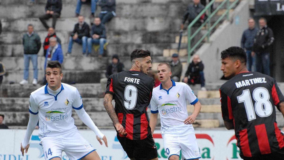 Un'azione del derby Lucchese-Prato (foto Nottoli)