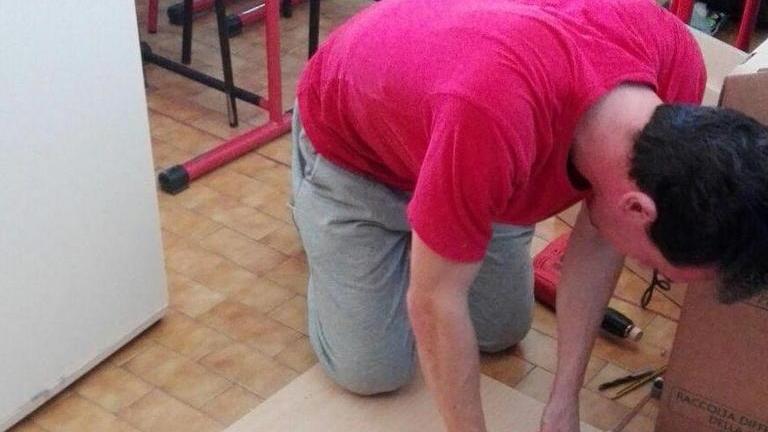 Genitori-imbianchini risistemano la scuola Fornaciari