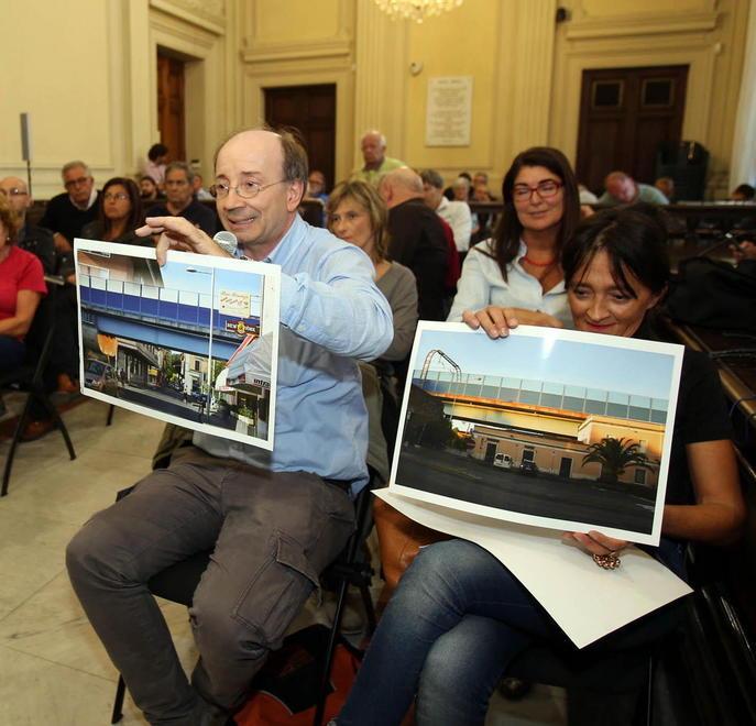 Due cittadini contrari alla sopraelevazione mostrano i rendering dell’opera (Foto Nucci)
