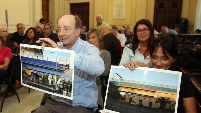 Due cittadini contrari alla sopraelevazione mostrano i rendering dell’opera (Foto Nucci)