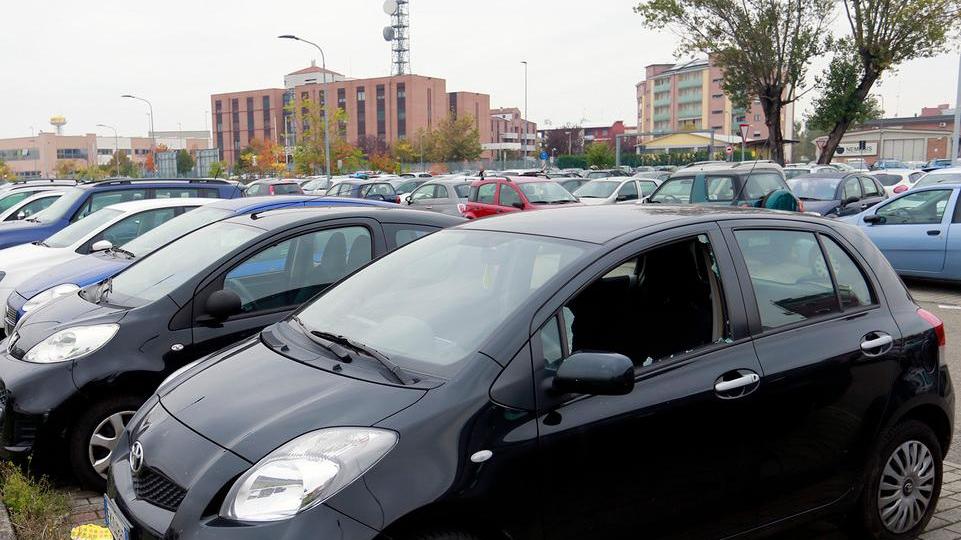 Ladri saccheggiano una trentina di auto a Modena