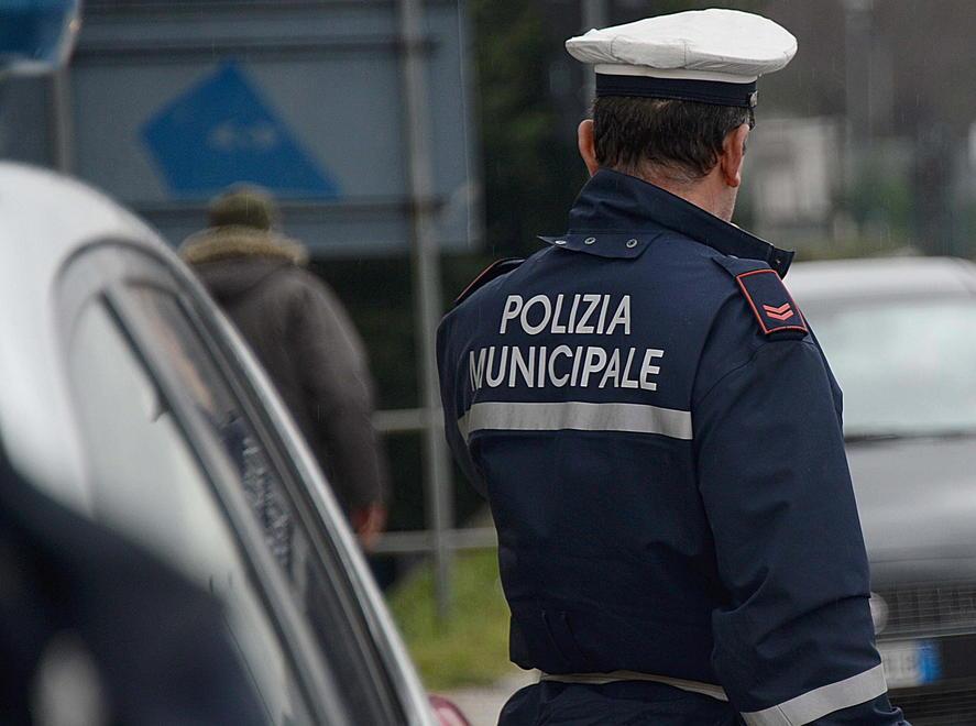 Investito da macchina pirata agente di polizia municipale